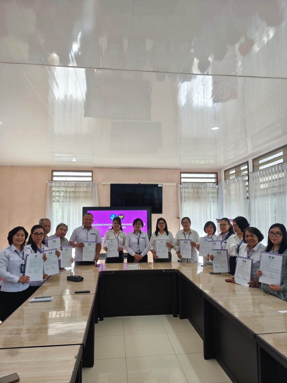 Fakultas Bahasa dan Seni Unima Gelar Penandatanganan Kontrak Kinerja Tahun 2026