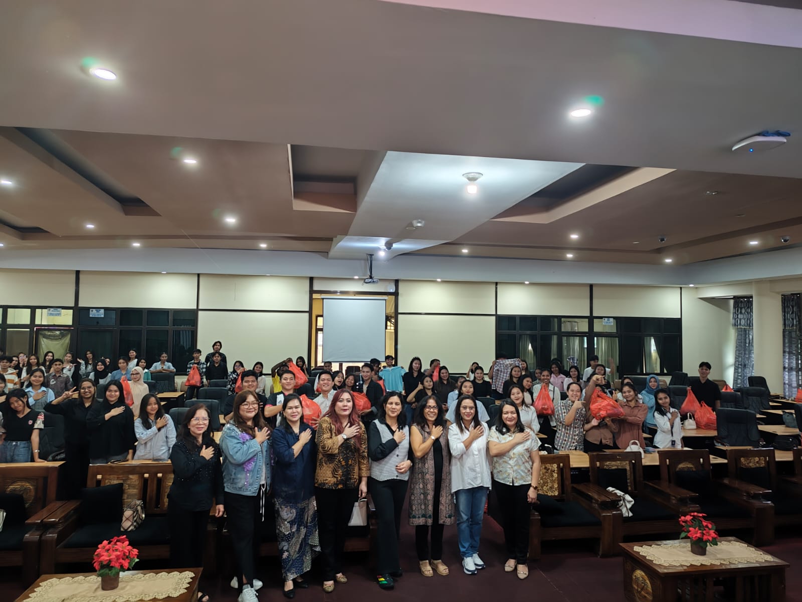 Bantu Mahasiswa Unima, Dharma Wanita Unit FBS melakukan Kegiatan Compassion