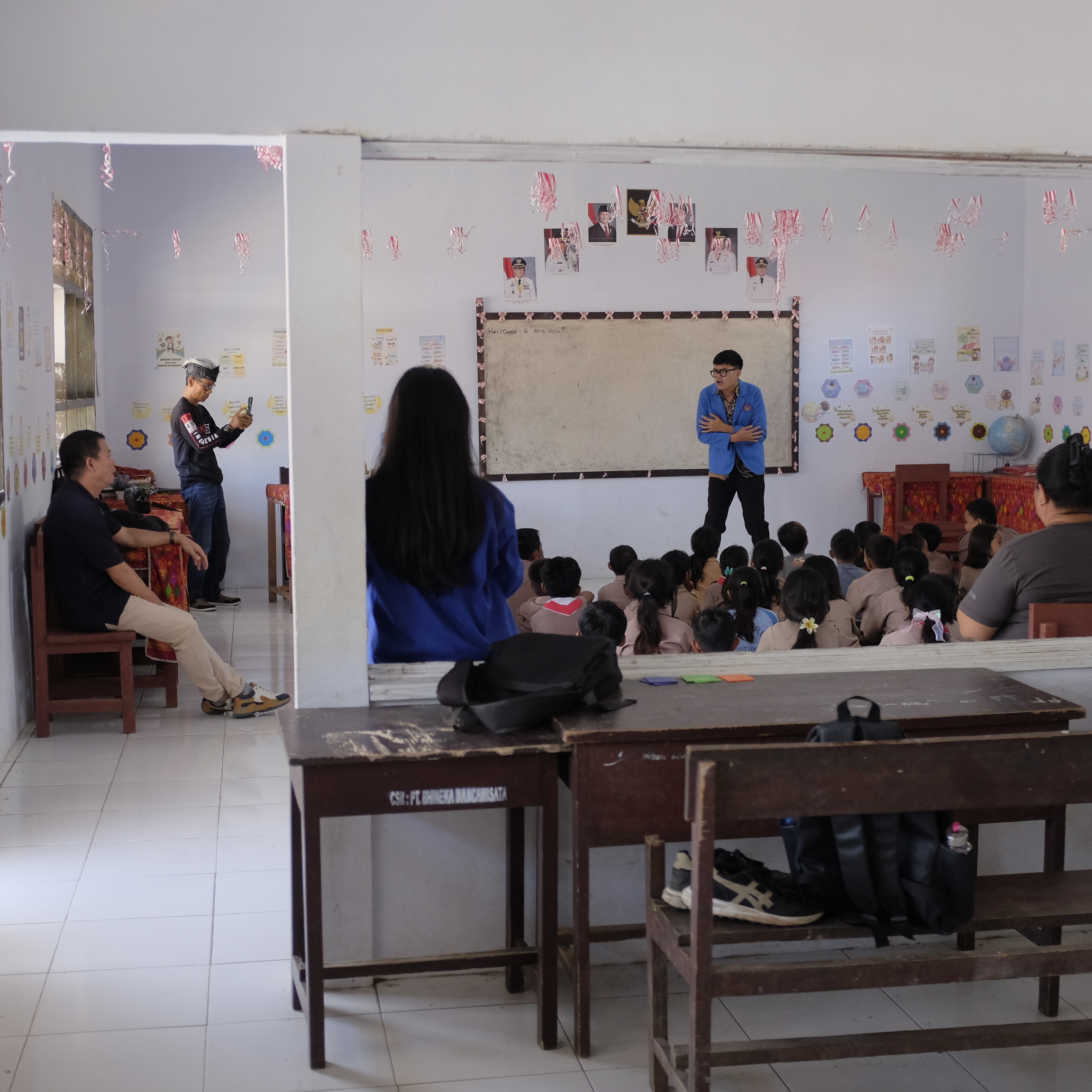 Unima Berdampak, Mahasiswa JPBSI Tampil Mendongeng di SD Satap Paputungan