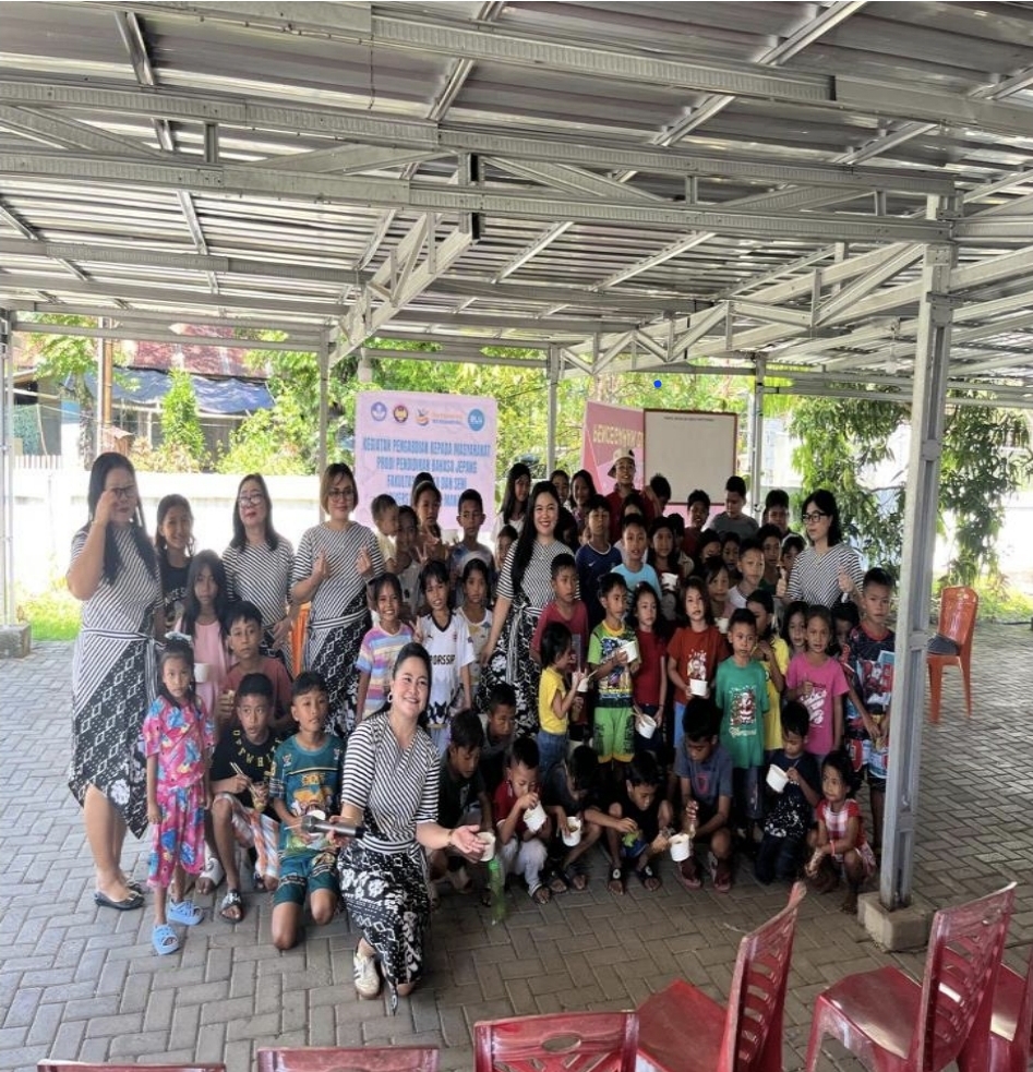 FBS UNIMA DUKUNG PROGRAM SDGS BIDANG PEMBERANTASAN KEMISKINAN MELALUI EDUKASI DAN PEMBERIAN MAKANAN BERGIZI GRATIS BAGI ANAK-ANAK DESA PAPUTUNGAN