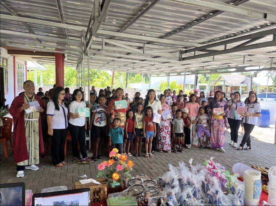SINERGI KAMPUS DAN DESA: FBS UNIMA DORONG PEMBERDAYAAN PEREMPUAN DAN PENGUATAN SDM PARIWISATA DI DESA PAPUTUNGAN